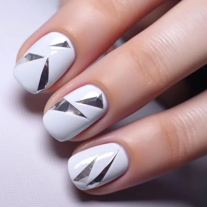 Белый маникюр с серебристой фольгой на натуральных ногтях средней длины