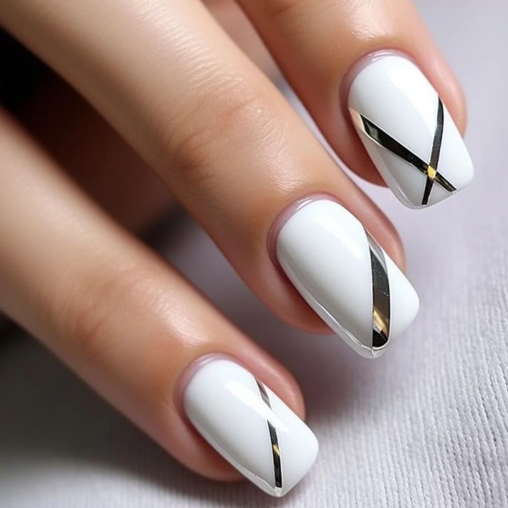 Белый маникюр с золотыми линиями на квадратных ухоженных ногтях средней длины