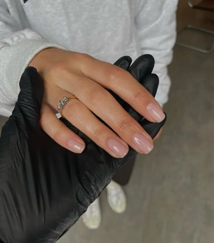 Бледно розовый глянцевый маникюр на аккуратных ногтях квадратной формы