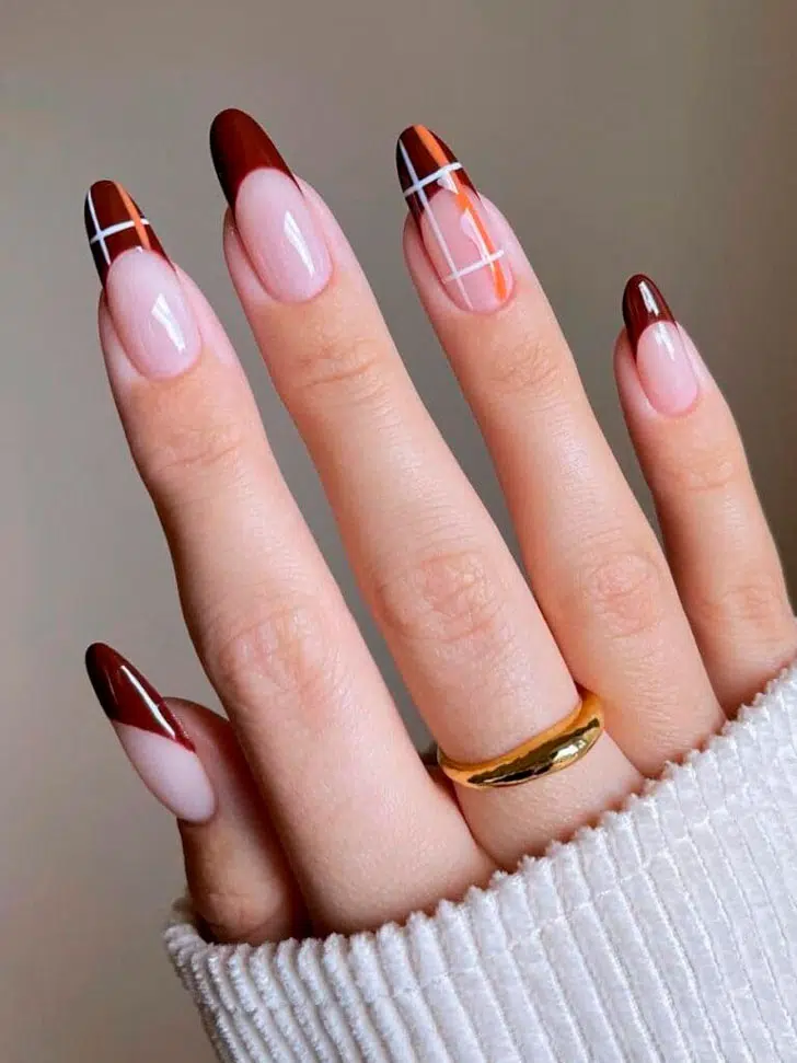 Бордовый французский маникюр с линиями на длинных овальных ногтях