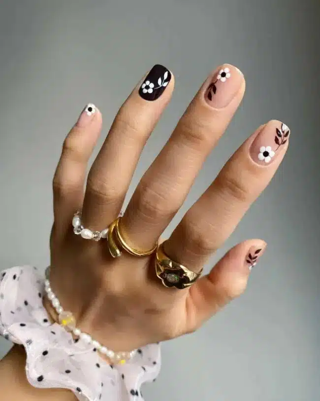Черно-белый цветочный маникюр на квадратных ногтях средней длины