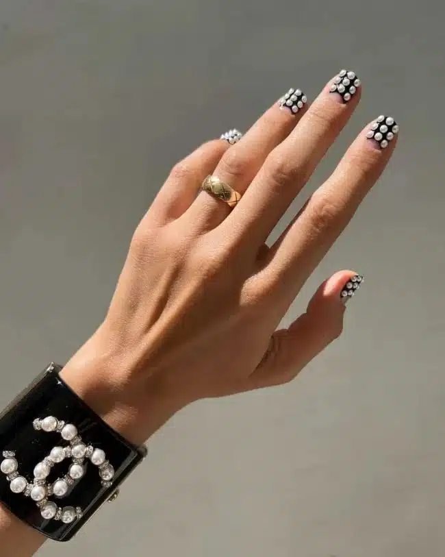 Черный маникюр с белыми жемчужинами на коротких натуральных ногтях