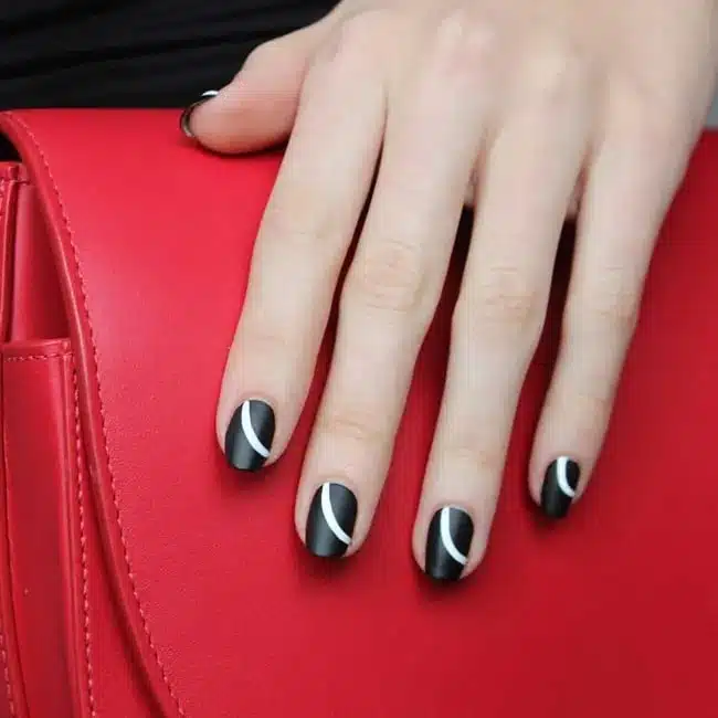 Черный матовый маникюр с белой линией на натуральных коротких ногтях