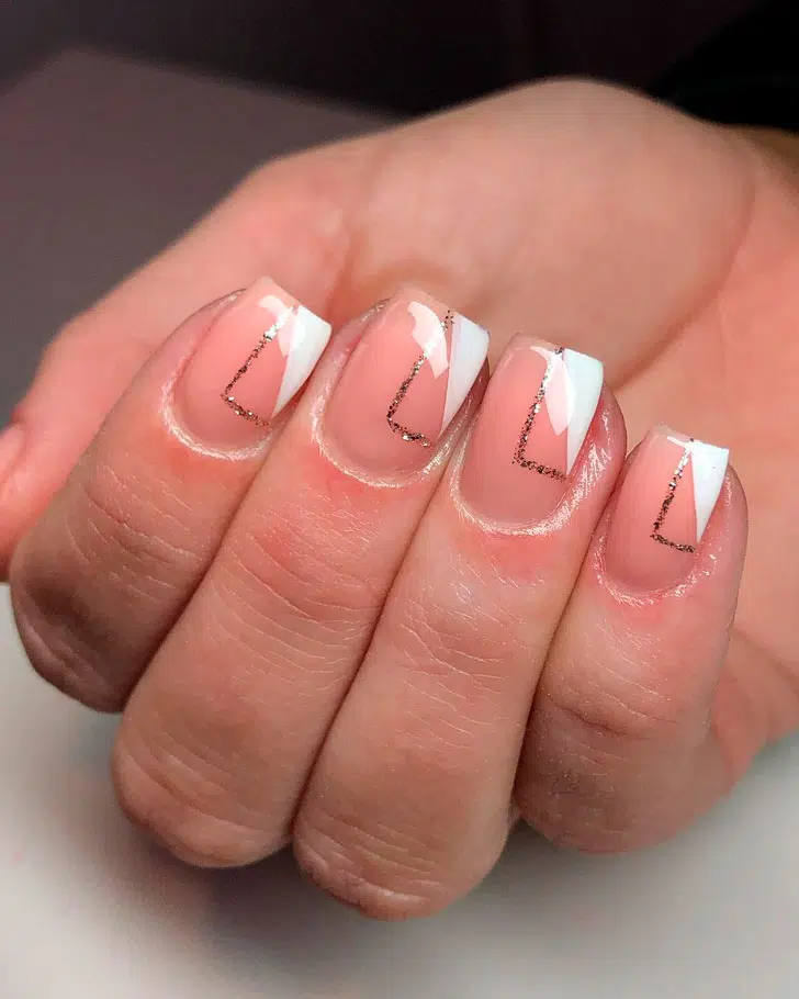 Диагональный белый френч с серебристыми узорами на квадратных ногтях