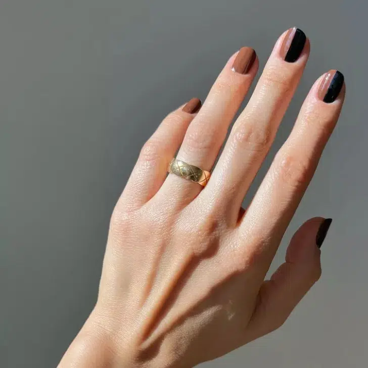 Двойной черно-коричневый маникюр на коротких ногтях