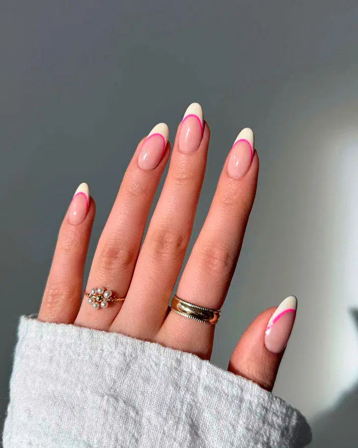 Двойной френч с розовой линией на длинных овальных ногтях