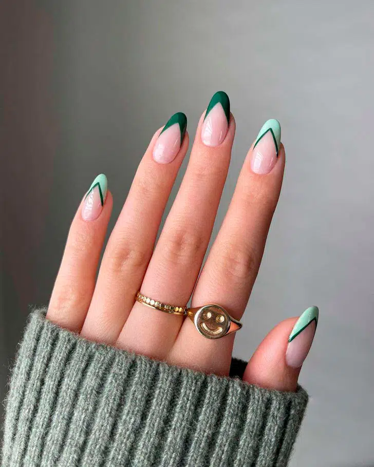 Двухцветный зеленый френч треугольной формы на овальных ногтях средней длины