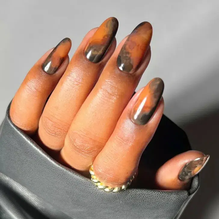 Дымчатый черно-коричневый маникюр на длинных овальных ногтях