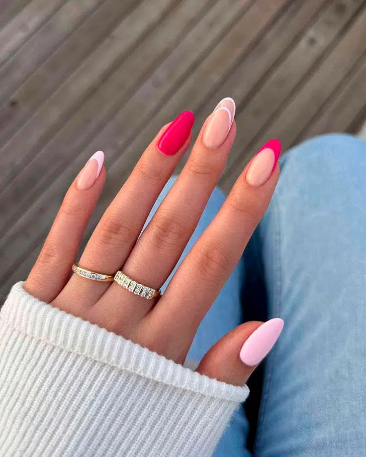 Комбинированный розовый френч на овальных ногтях средней длины