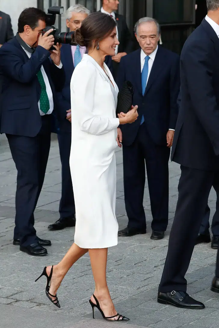Королева Летиция в белом платье футляр длинной миди и черных туфлях