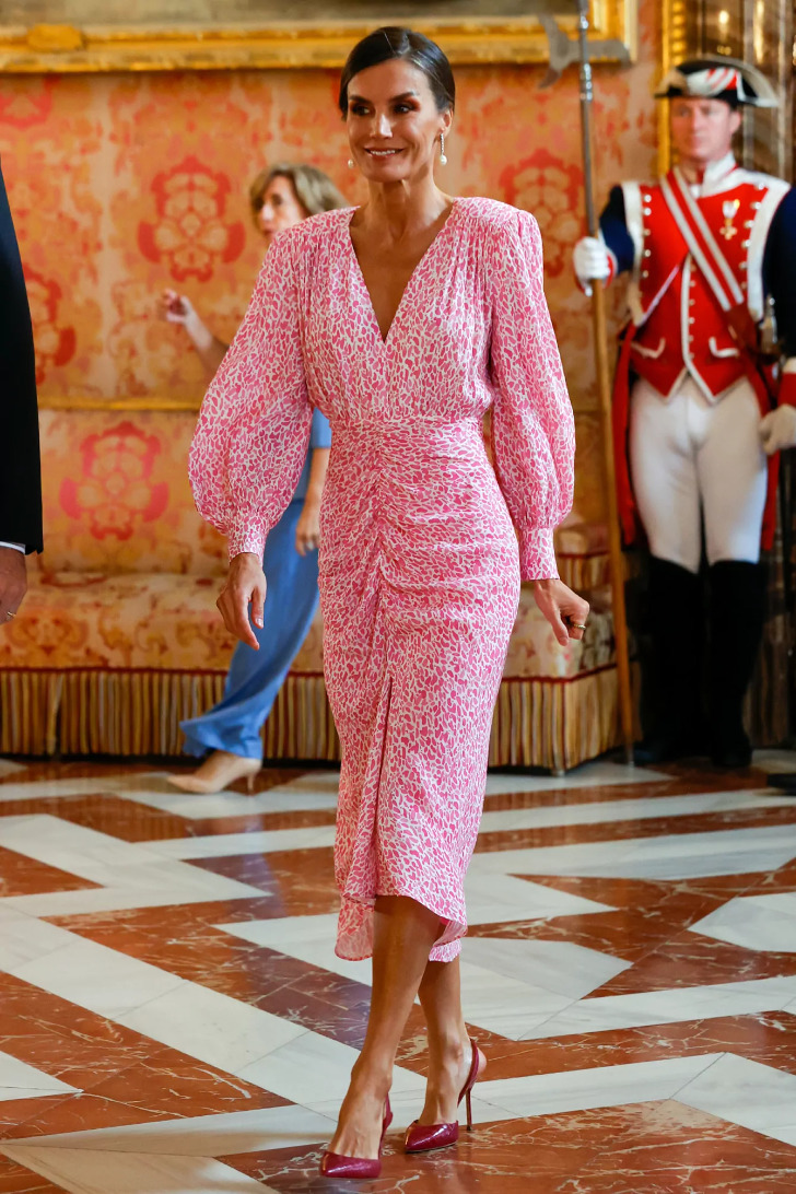 Королева Летиция в платье с драпировкой с розовым принтом и бордовых туфлях
