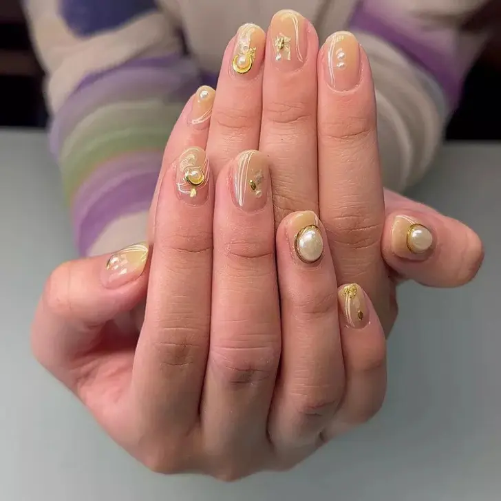 Короткие ногти с жемчужинами и золотыми линиями
