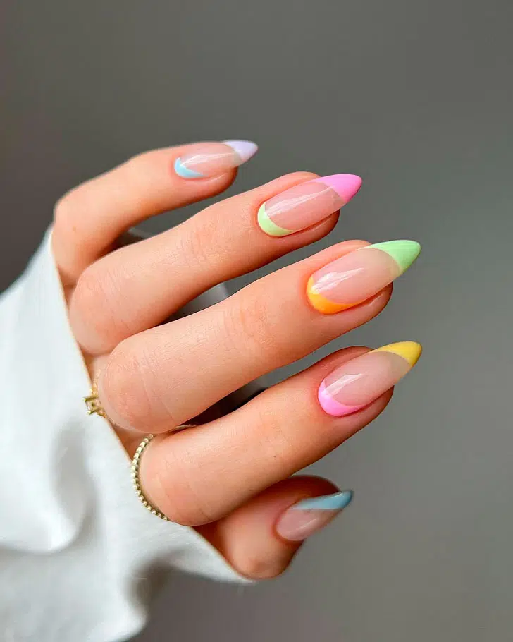 Летний разноцветный френч на длинных острых ногтях