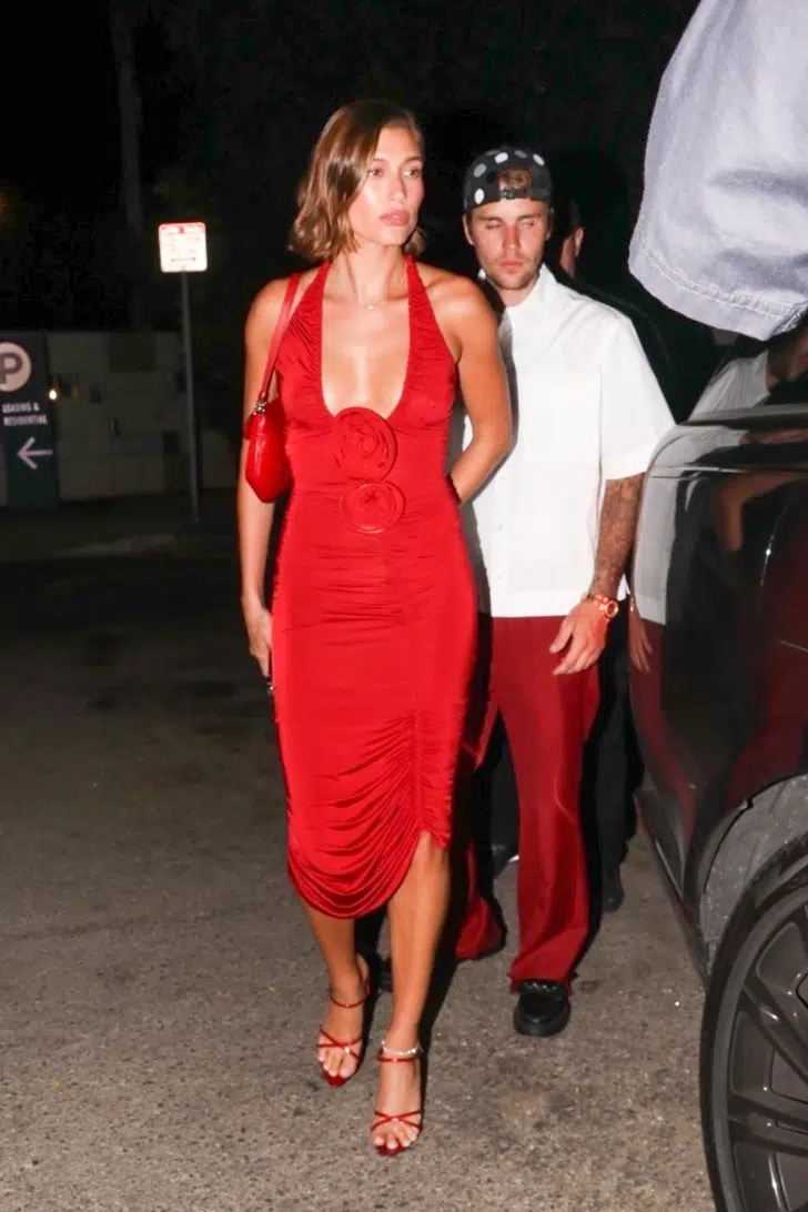 Хейли Бибер в красном платье с драпировкой и модными розами