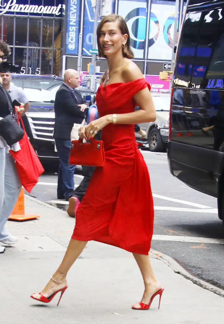 Хейли Бибер в элегантном красном платье и босоножках на шпильке