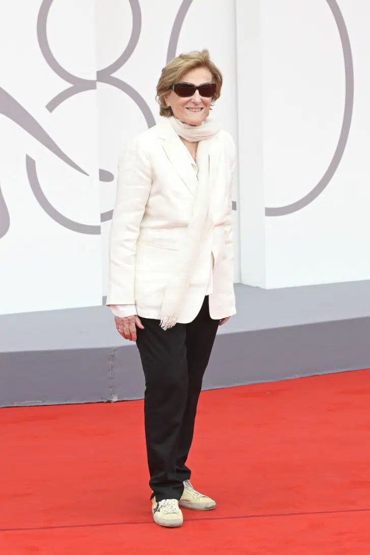 Лилиана Кавани в черных брюках и белом пиджаке