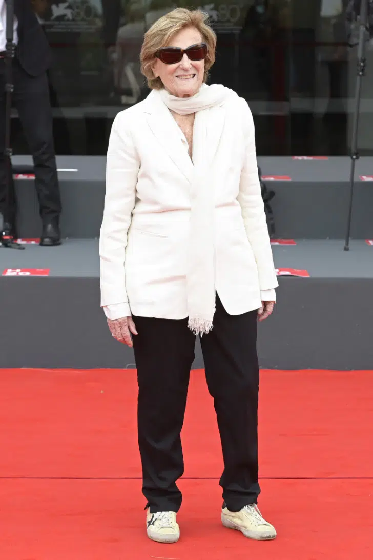 Лилиана Кавани дополняет смелый образ стильным шарфом