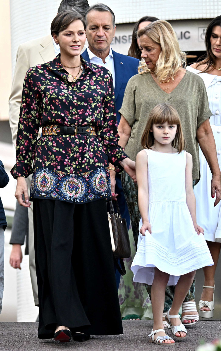 Принцесса Шарлен с новым позитивным маникюром посетила праздник в Монако