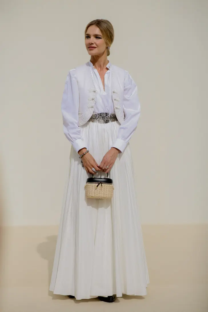 Наталья Водянова в женственной юбке, простой блузе и жилете