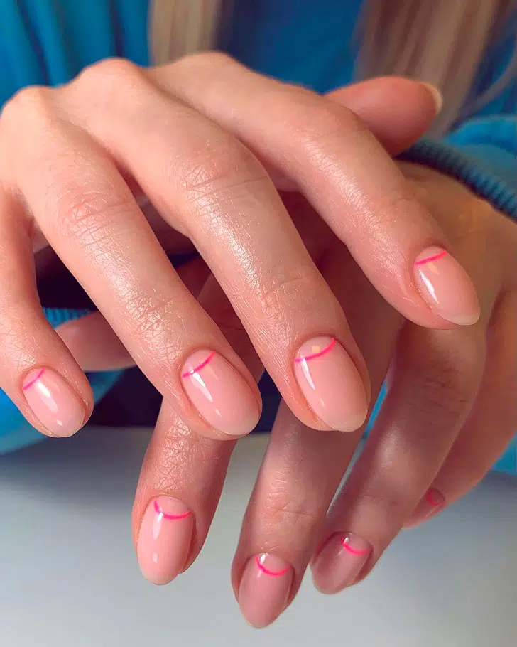 Лунный френч с тонкой розовой линией на натуральных овальных ногтях