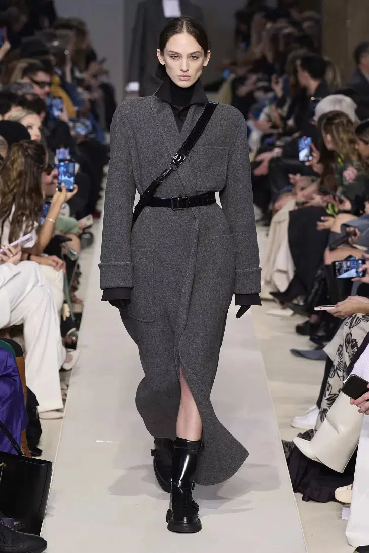 Модель в сером длинном пальто с ремнем и черных ботинках от Max Mara
