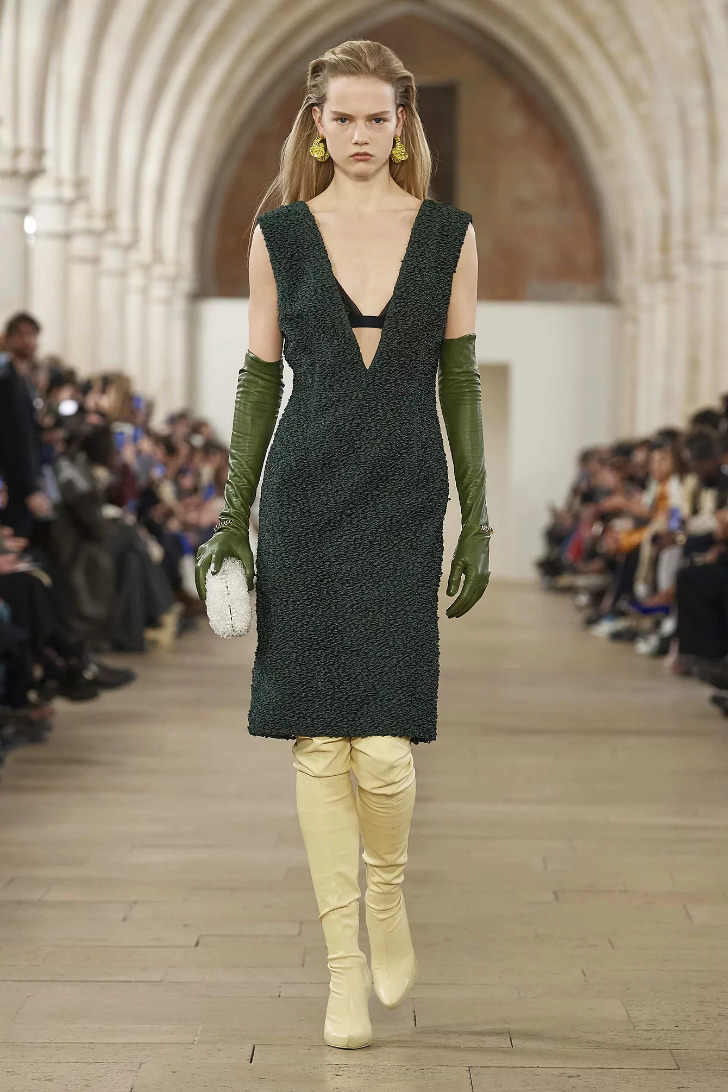Модель в зеленом платье миди, сапогах и высоких кожаных перчатках от Lanvin