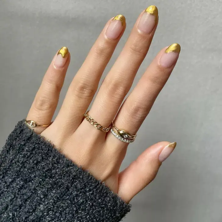 Натуральные ногти со слегка небрежными золотыми кончиками