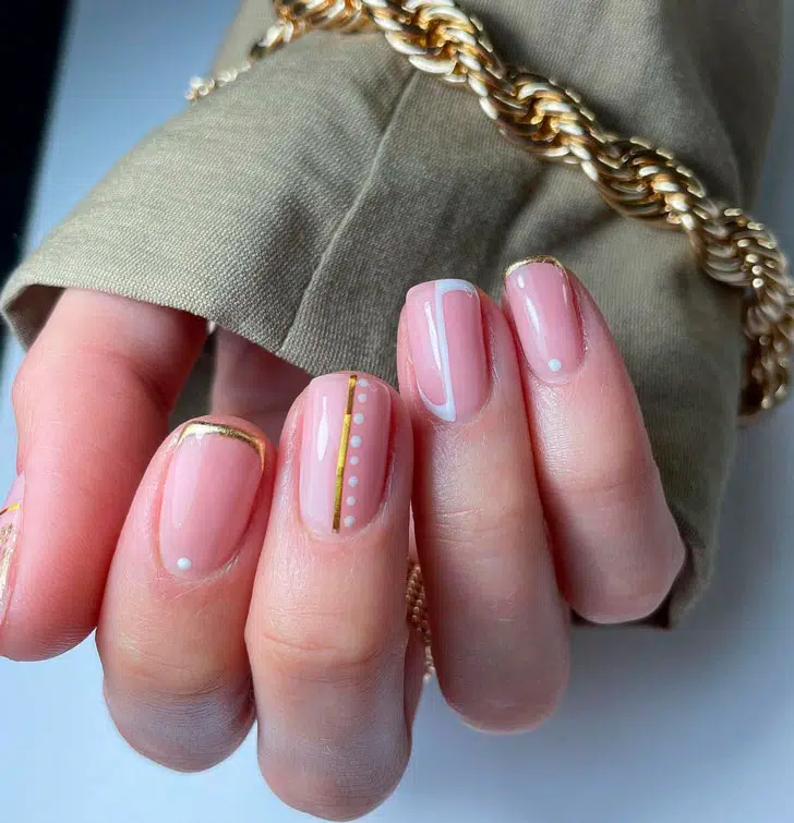 Натуральный маникюр с белыми и золотыми узорами на коротких ногтях