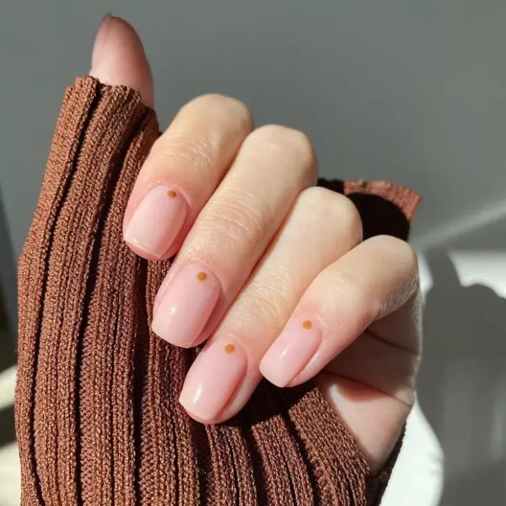 Натуральный маникюр с коричневыми точками на квадратных ногтях