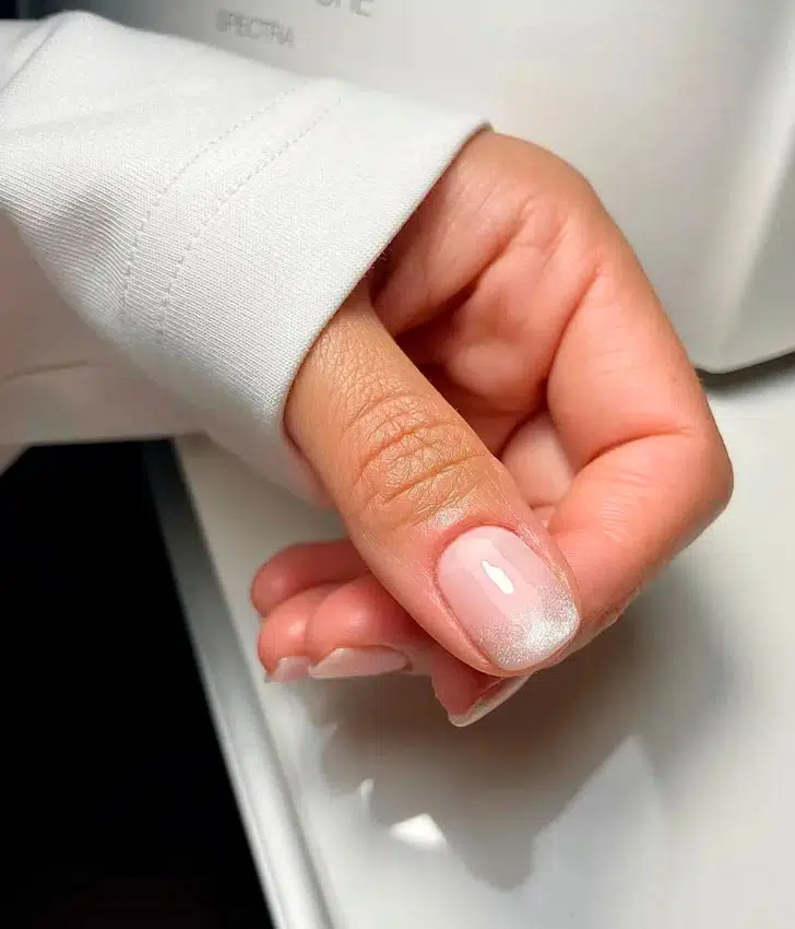 Натуральный маникюр с серебристыми блестками на коротких ногтях