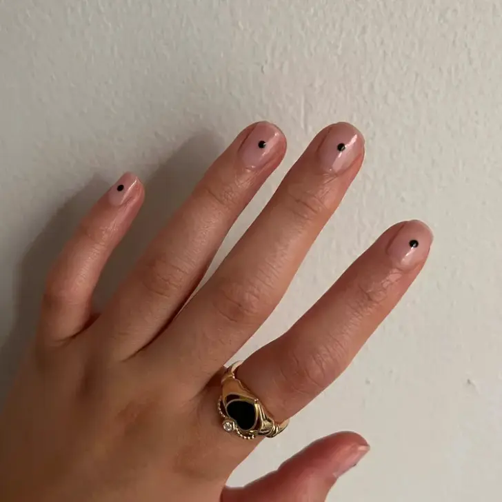 Натуральный минималистичный маникюр с черными точками на коротких ногтях
