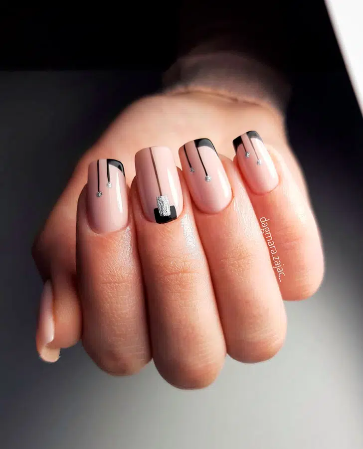 Нейтральный маникюр с черными деталями на длинных квадратных ногтях