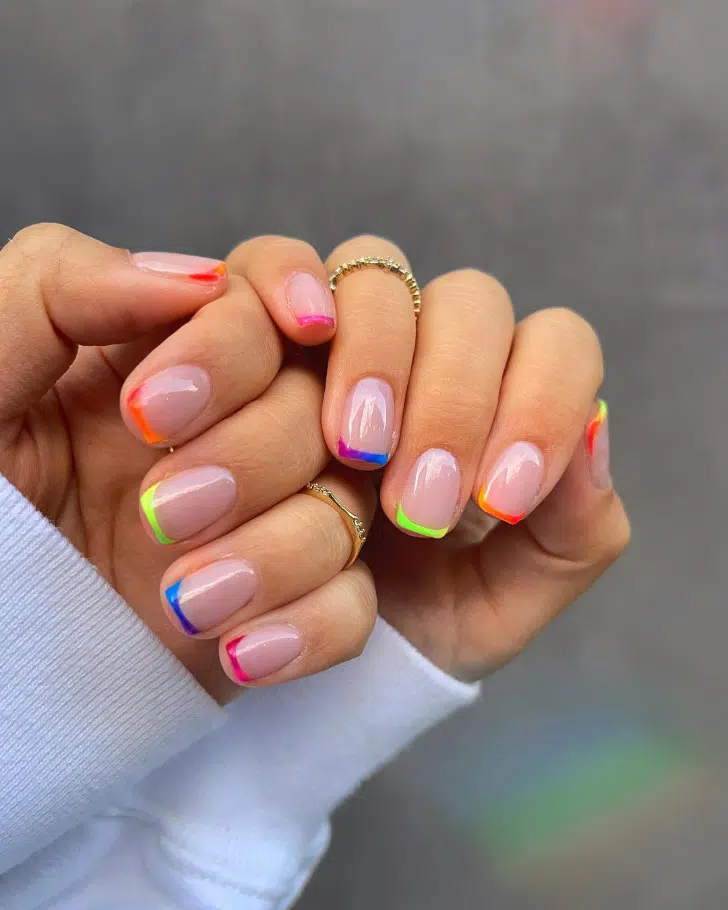 Неоновый разноцветный френч на натуральных квадратных ногтях
