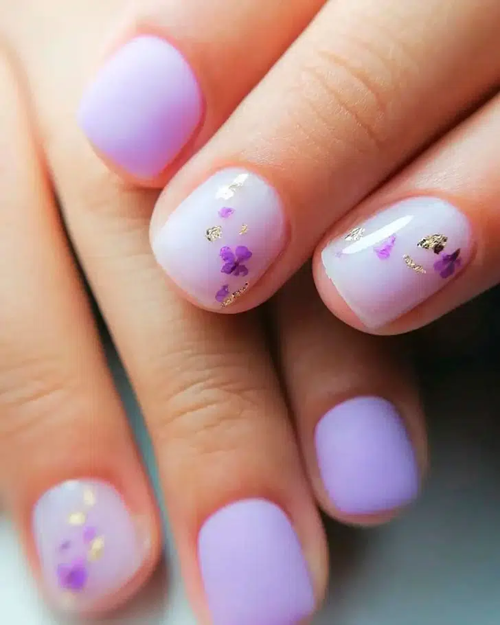 Нежный лиловый маникюр с сухоцветами на коротких ногтях