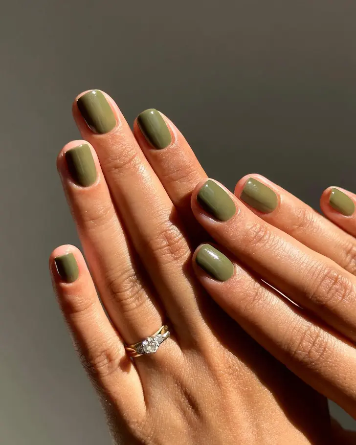 Оливково-зеленый маникюр на коротких квадратных ногтях