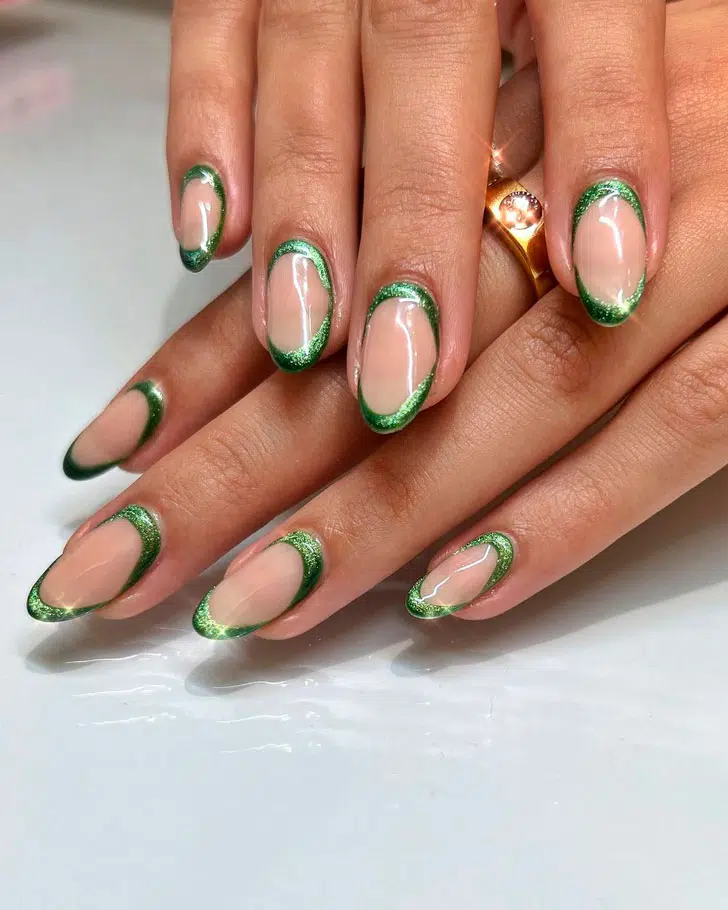 Оригинальный зеленый маникюр с металлическим блеском на овальных ногтях
