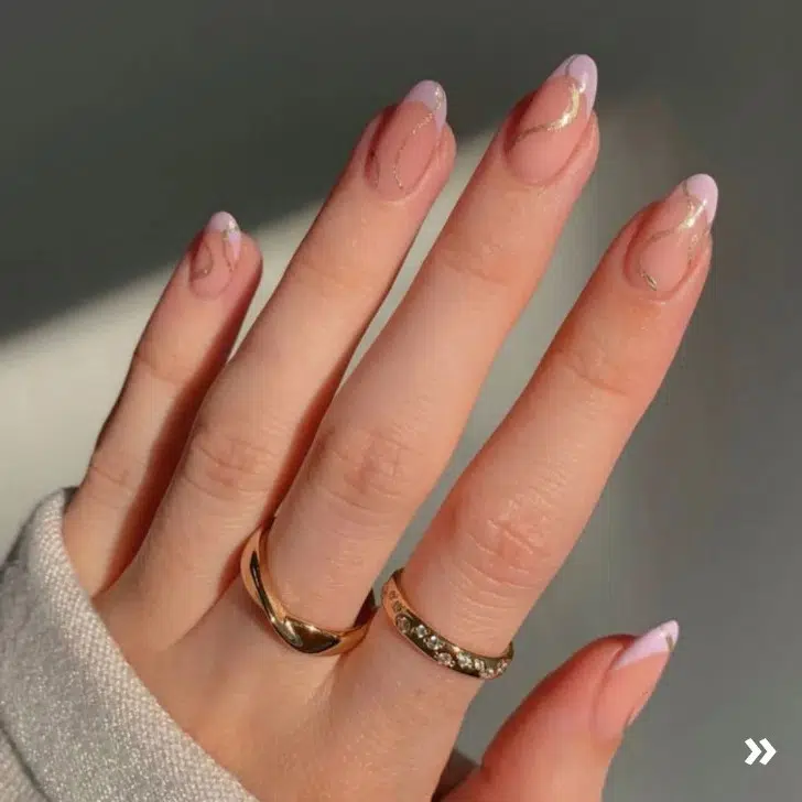 Овальные ногти с лиловыми кончиками и золотыми завитками