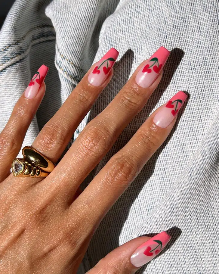 Розовый френч с принтом ягод на длинных квадратных ногтях