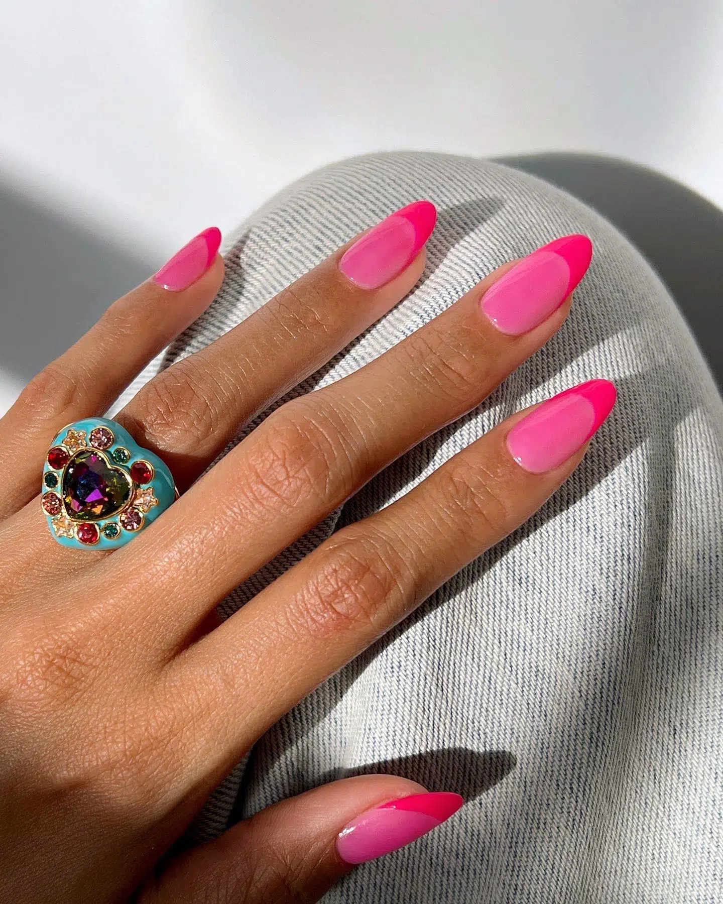 Розовый френч в стиле барби на длинных миндальных ногтях