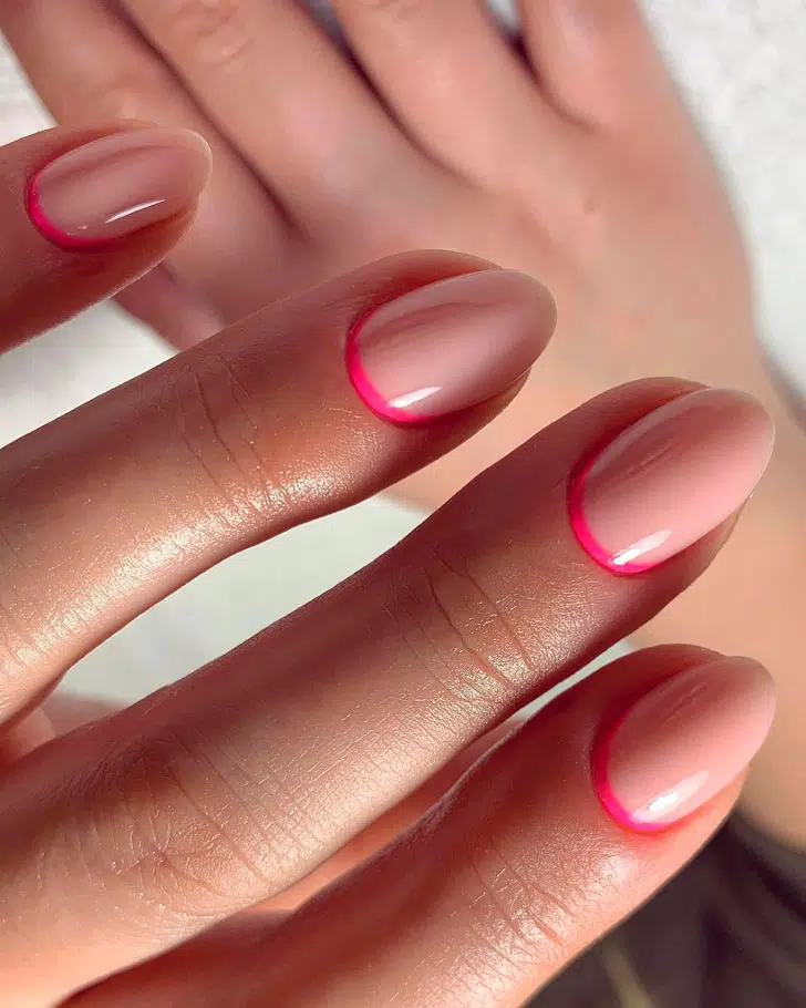 Розовый лунный френч с нейтральной основой на коротких натуральных ногтях