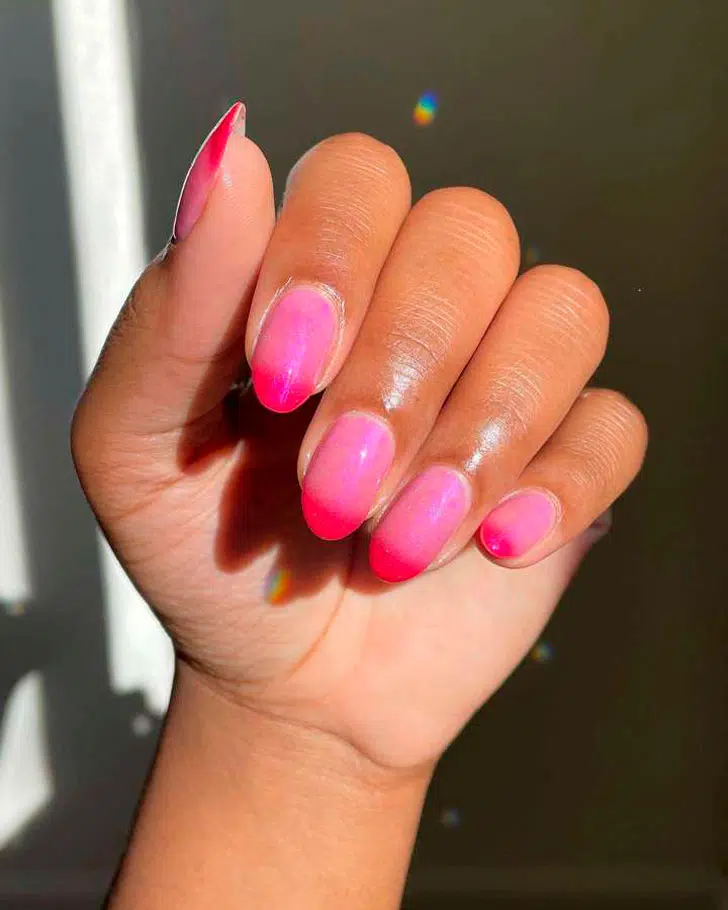 Розовый маникюр омбре с блестками на овальных ногтях средней длины