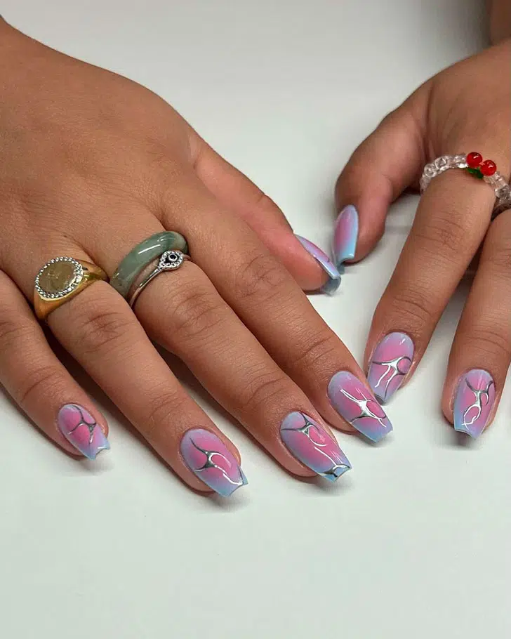 Розовый маникюр омбре с серебристыми узорами на квадратных ногтях