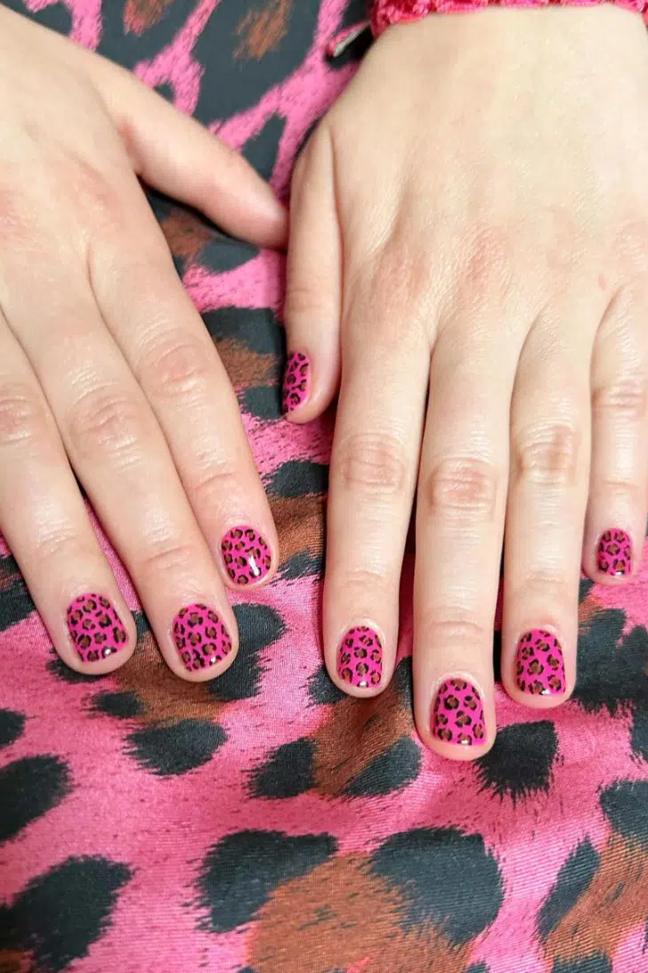 Розовый маникюр с леопардовым принтом на коротких ногтях
