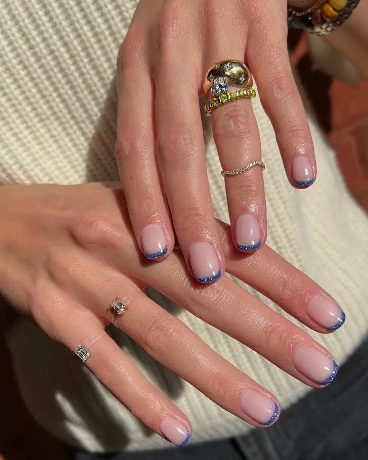 Синий френч с блестками на натуральных квадратных ногтях