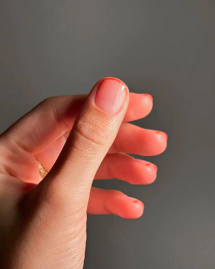 Тонкий красный френч на коротких натуральных ногтях