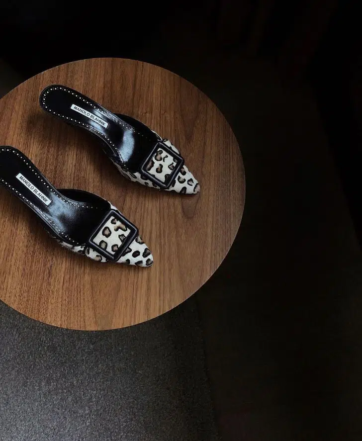Туфли с леопардовым принтом и пряжкой с открытой пяткой от Manolo Blahnik