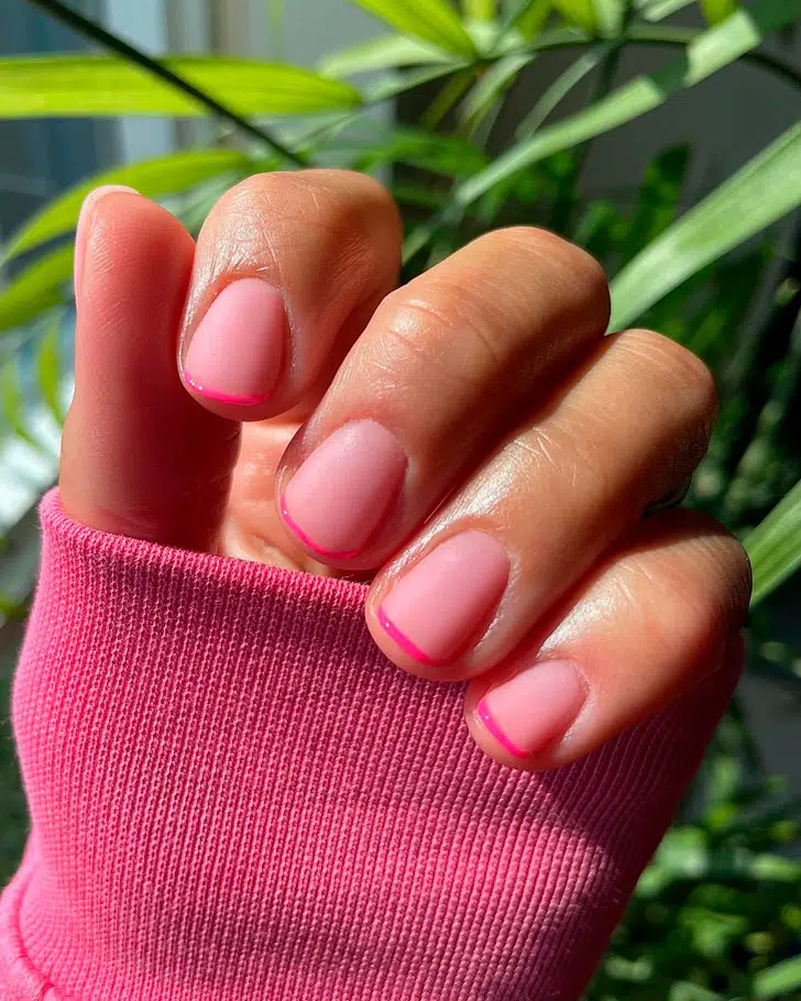 Яркий розовый френч на коротких квадратных ногтях