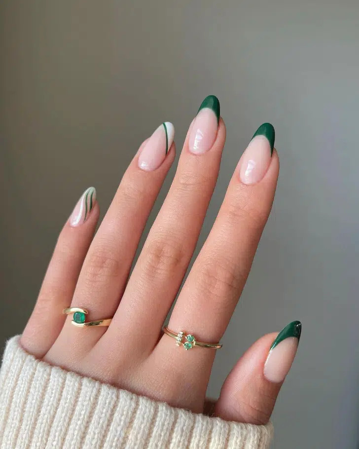Зеленый френч с линиями на овальных ногтях средней длины
