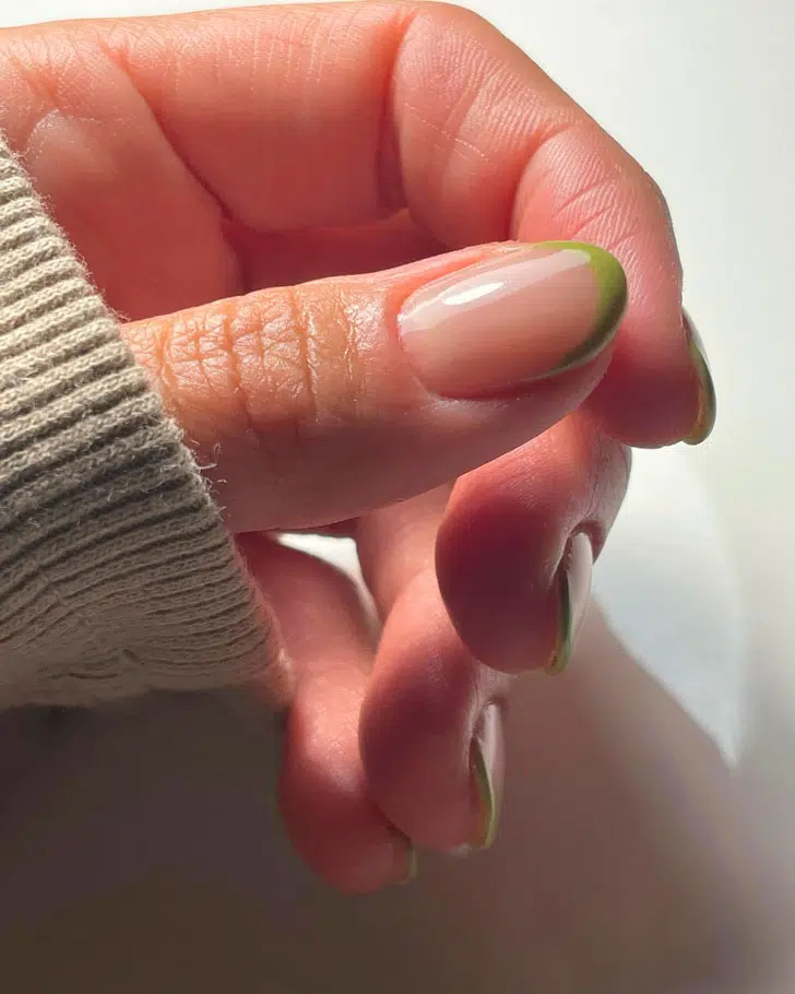 Зеленый оливковый френч на натуральных овальных ногтях