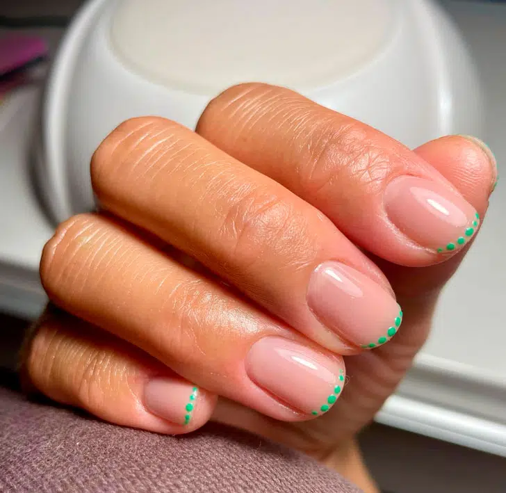 Зеленый точечный френч на коротких натуральных ногтях